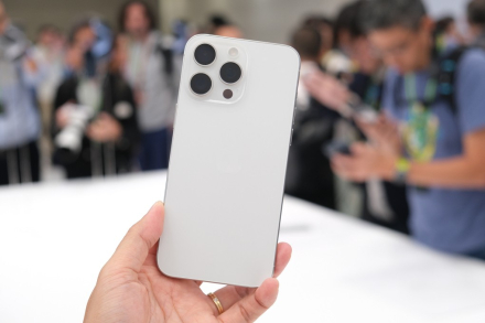 Doanh số smartphone cao cấp của Apple gấp bốn lần Samsung