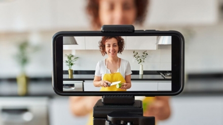 Cách quay video ổn định mà không cần gimbal – Bí kíp cho video mượt mà như chuyên nghiệp (2025)