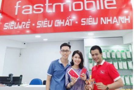 Vị khách đầu tiên cầm tay iPhone 11 tại Fastmobie